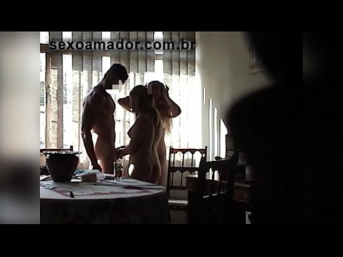 ❤️ Amigos sexuais convidam um homem gigante e um ménage à trois com ele ❤️❌ Porno fodido em nós