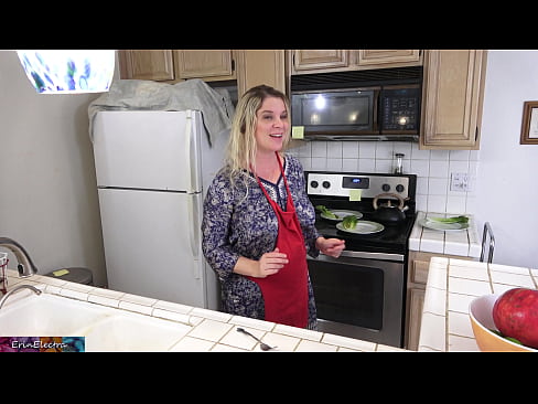 ❤️ A madrasta a ordenhá-lo na cozinha antes do seu encontro ❤️❌ Porno fodido em nós