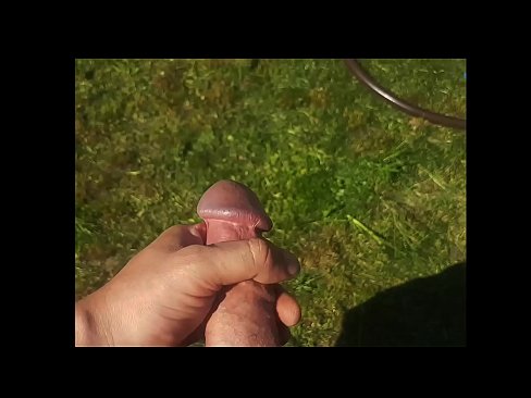❤️ A boazona fica com a rata rosa fodida e ejacula com um esguicho num jardim de Verão ❤️❌ Porno fodido em nós