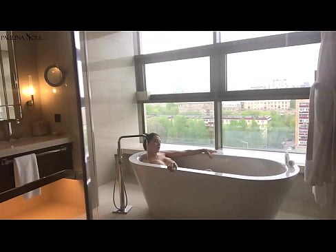 ❤️ Bebé tremendo A masturbar-se apaixonadamente na sua rata na casa de banho ❤️❌ Porno fodido em nós