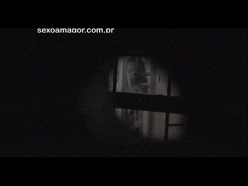 ❤️ Lourinho é filmado secretamente por um voyeur de bairro escondido atrás de tijolos ocos ❤️❌ Porno fodido em nós