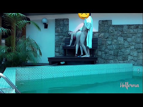 ❤️ Chefe convida criada para a piscina, mas não conseguiu resistir a um ❤️❌ Porno fodido em nós