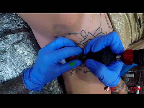 ❤️ Extremamente tatuada, a brasa Sully Savage fez uma tatuagem no seu clítoris ❤️❌ Porno fodido em nós