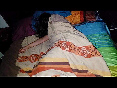 ❤️ Stepson berating a sua jovem madrasta enquanto ela dorme. ❤️❌ Porno fodido em nós